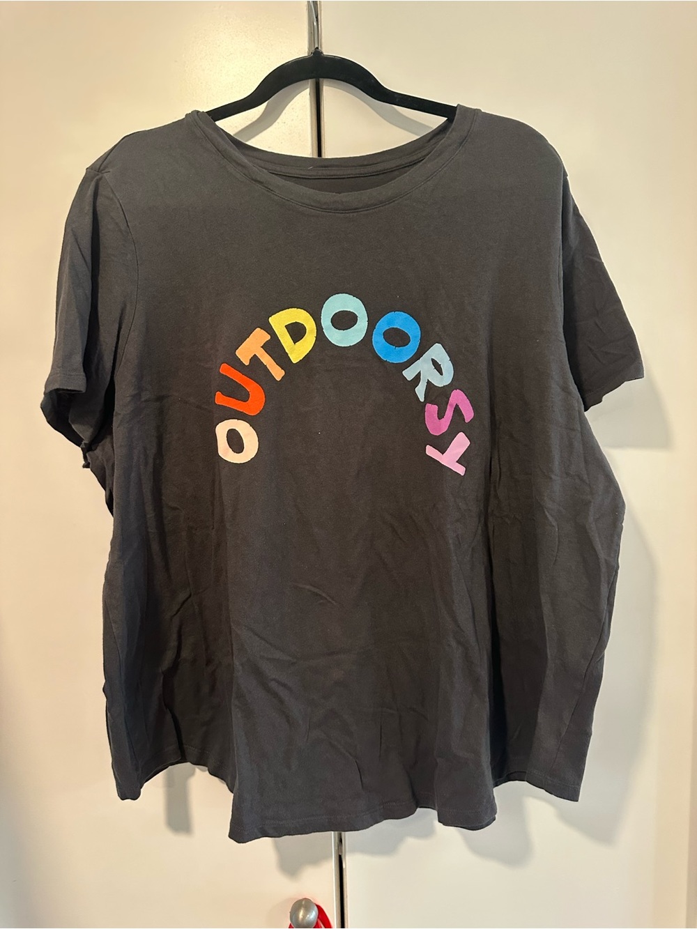 Old Navy Grey 2x Graphic Tee with Colorful 'OUTDOORSY' Letters